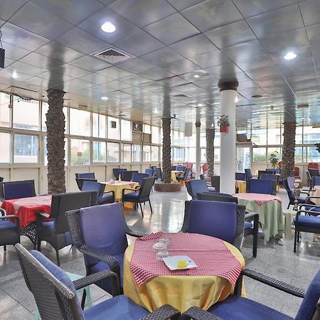 Oyo 366 Waves Hotel Adzsmán Kültér fotó