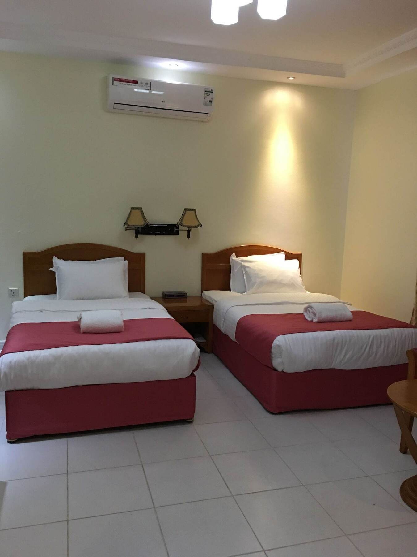 Oyo 366 Waves Hotel Adzsmán Kültér fotó