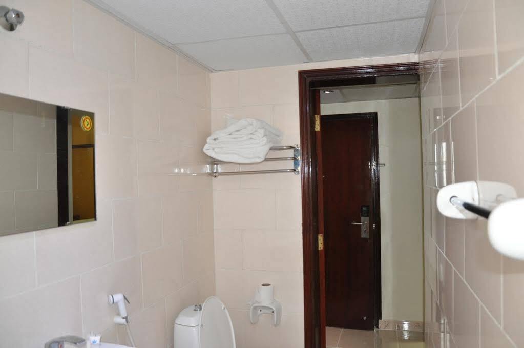 Oyo 366 Waves Hotel Adzsmán Kültér fotó