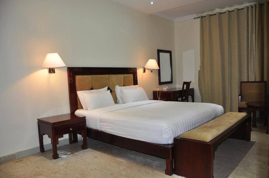 Oyo 366 Waves Hotel Adzsmán Kültér fotó