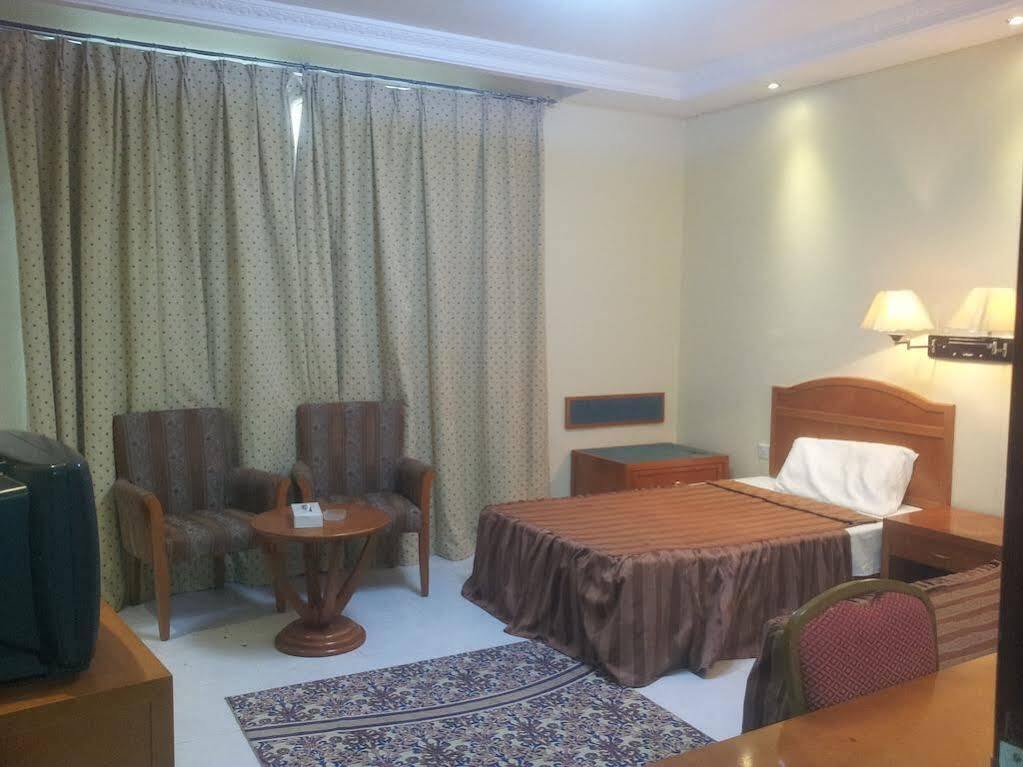 Oyo 366 Waves Hotel Adzsmán Kültér fotó