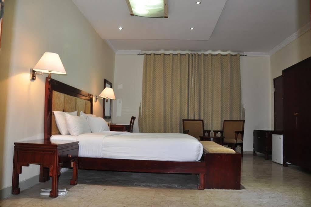 Oyo 366 Waves Hotel Adzsmán Kültér fotó