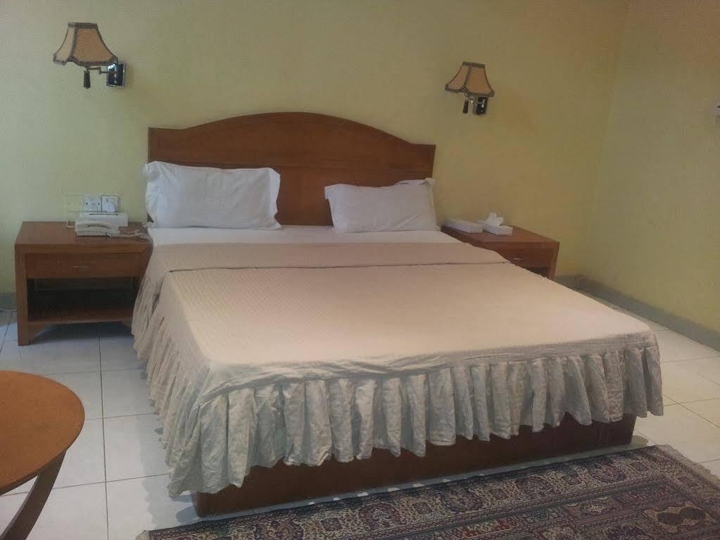 Oyo 366 Waves Hotel Adzsmán Kültér fotó