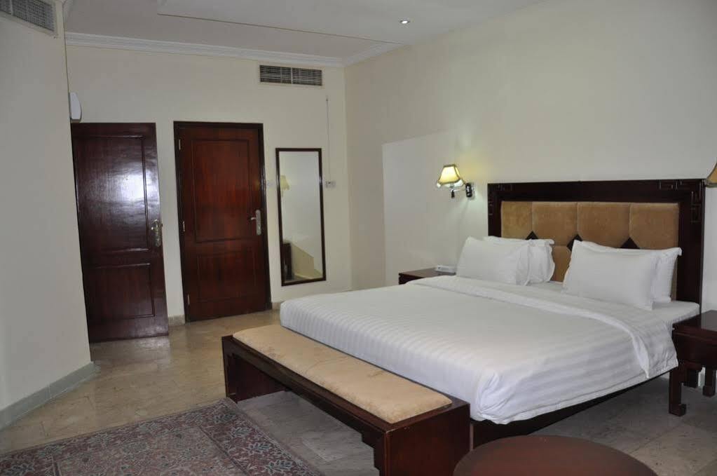 Oyo 366 Waves Hotel Adzsmán Kültér fotó