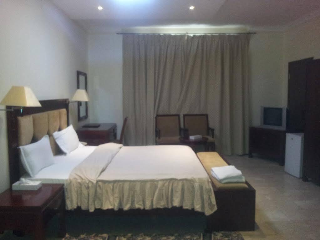 Oyo 366 Waves Hotel Adzsmán Kültér fotó